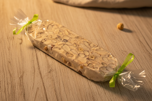 Nougat artisanal aux amandes et noisettes, conditionné en sachet avec ruban vert